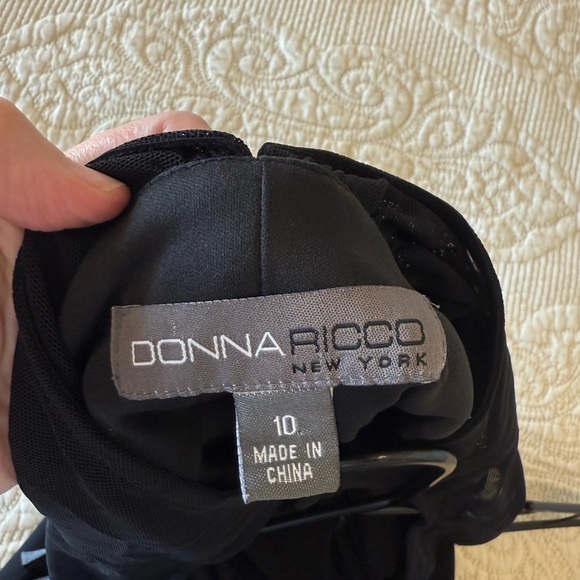 Chic black shift dress with beaded detail and netting - by Donna Ricco. Size 10 - Picture 6 of 7